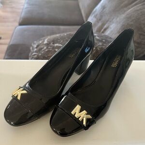Michael Kors women’s work shoes - size 6.5
Gently used! Worn twice.